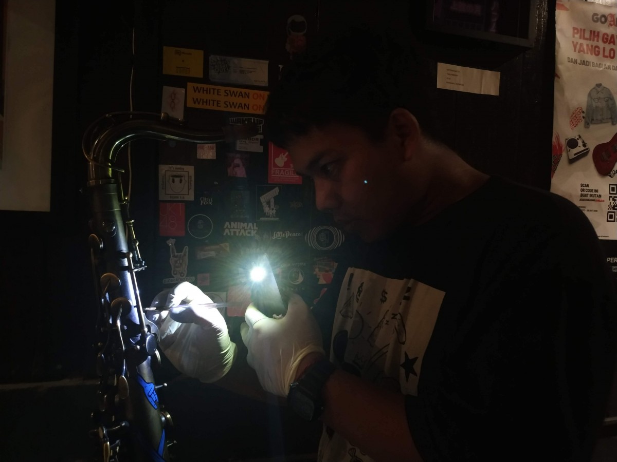 Melukis saksofon dalam salah satu event pameran di Backline © Dewi Ratna